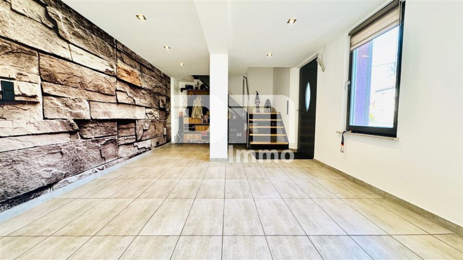 Schönes Wohnhaus mit Doppelgarage, Terrasse und Nebengelass in Traumlage - Eingangsbereich groß / Treppenaufgang